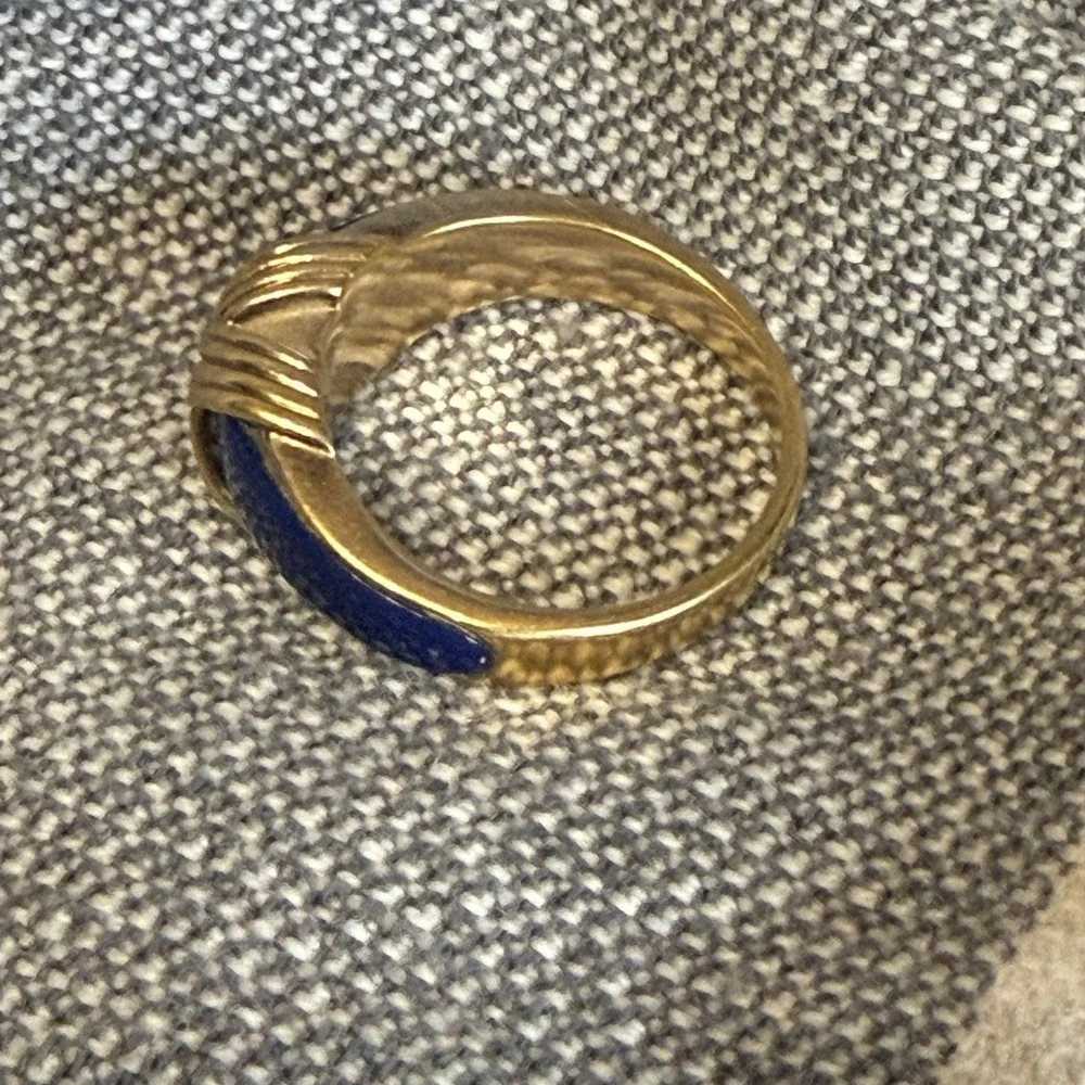 VTG Avon Ring Gold Tone Sz 7.5 Criss Cross Design Band Navy Blue Retro 90s Y2K